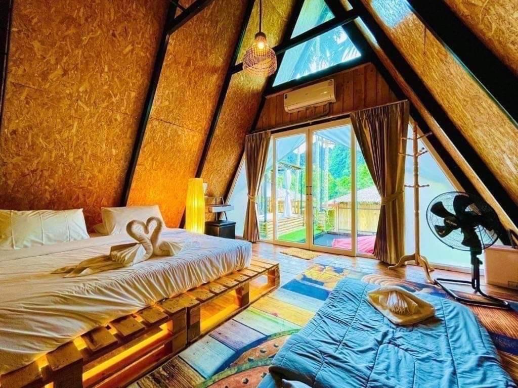 Готель Bridge Hill Cafe Glamping Khao Sok National Park Екстер'єр фото